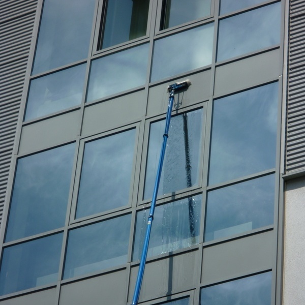 Glasreinigung und Fassadenreinigung bis 20 Meter