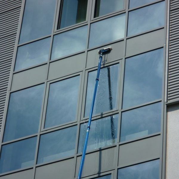Glasreinigung und Fassadenreinigung bis 20 Meter Glasreinigung und Fassadenreinigung bis 20 Meter